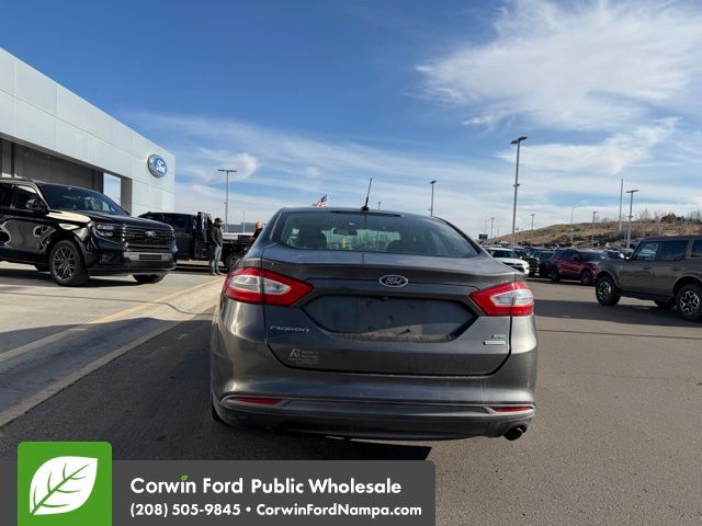 2015 Ford Fusion SE photo 2