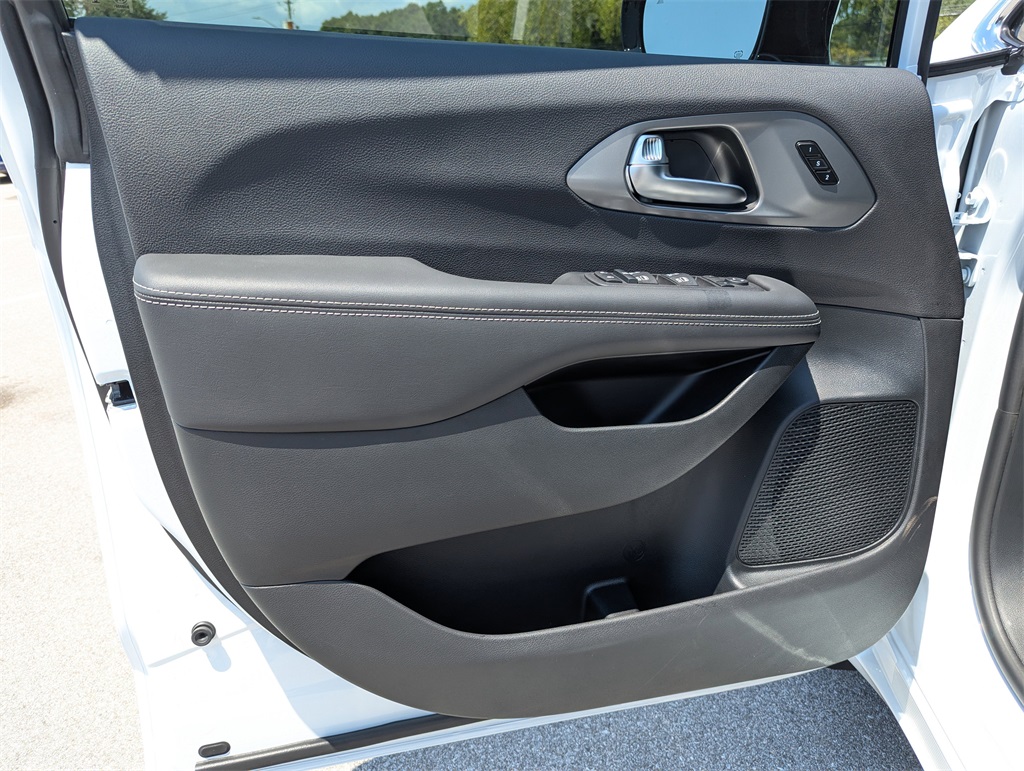 2026 Chrysler Pacifica photo 16