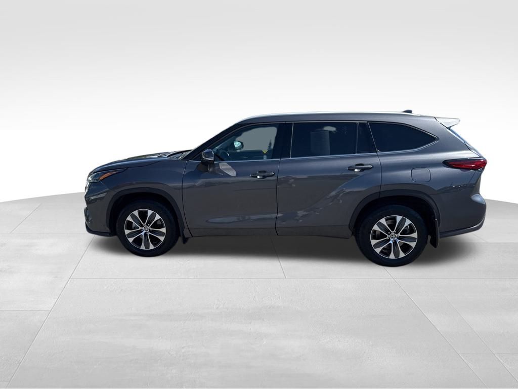 2022 Toyota Highlander XLE photo 2