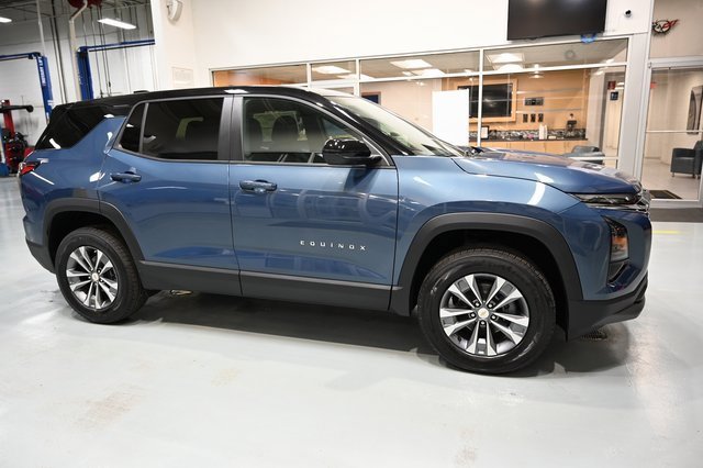 2026 Chevrolet Equinox photo 3