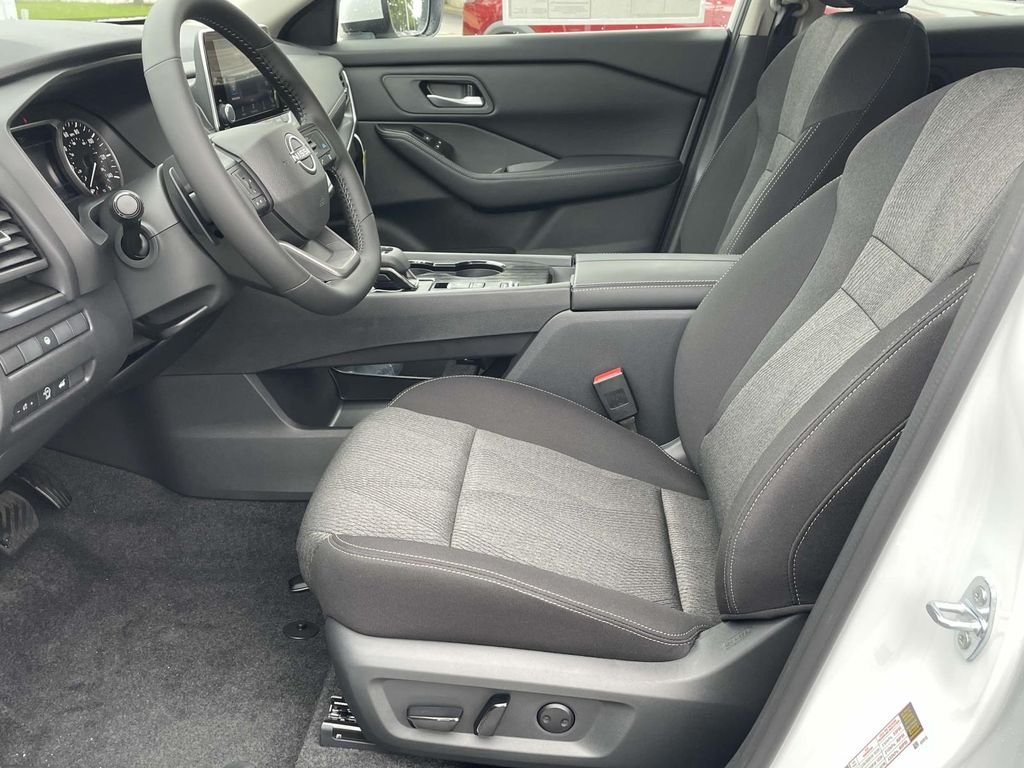 2026 Nissan Rogue SV photo 5