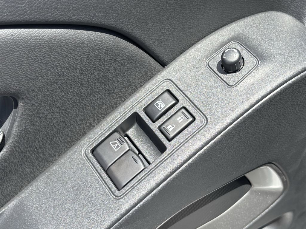 2025 Nissan Frontier SV photo 13