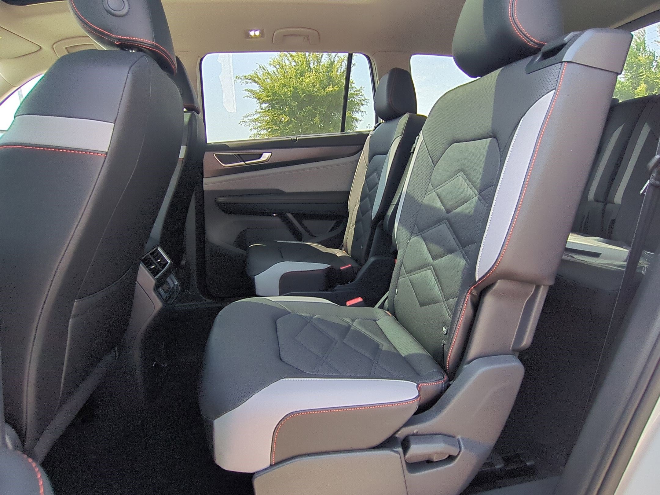 2025 Volkswagen Atlas Peak Edition SE photo 14