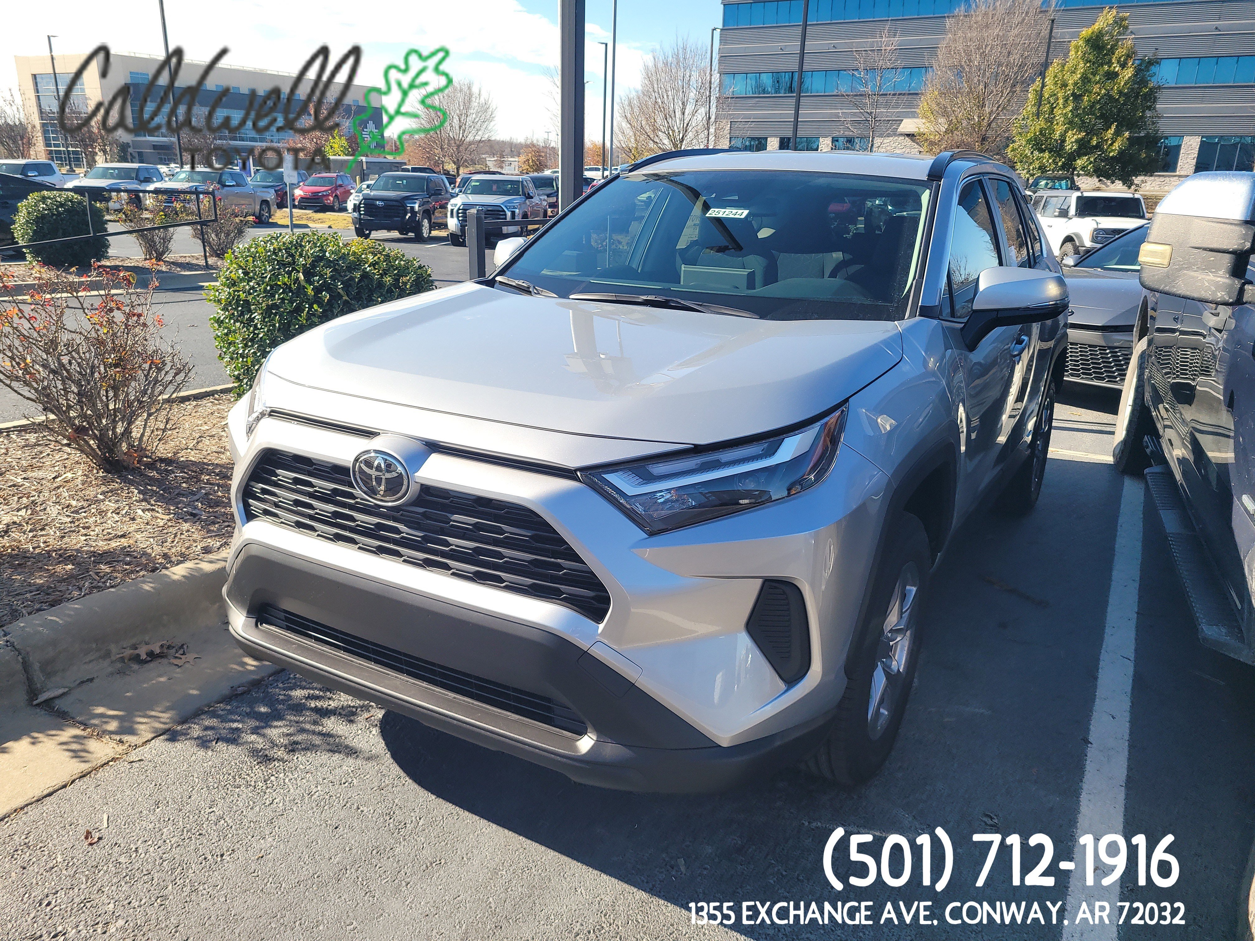 2025 Toyota RAV4 XLE's photo