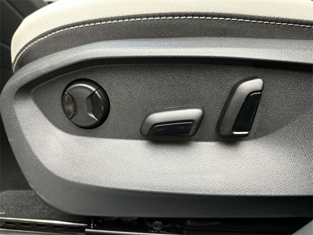 2025 Volkswagen Taos SE photo 4
