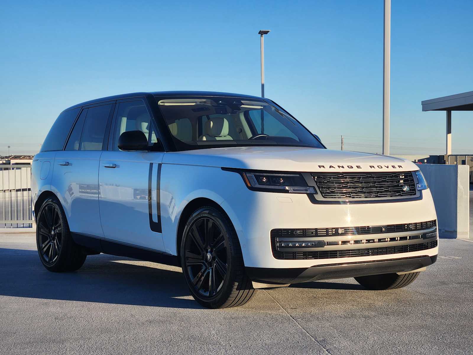 2023 Land Rover Range Rover SE photo 3