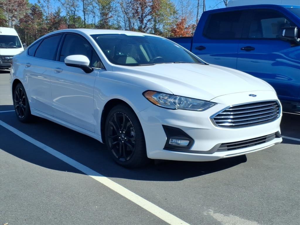 2020 Ford Fusion SE photo 2