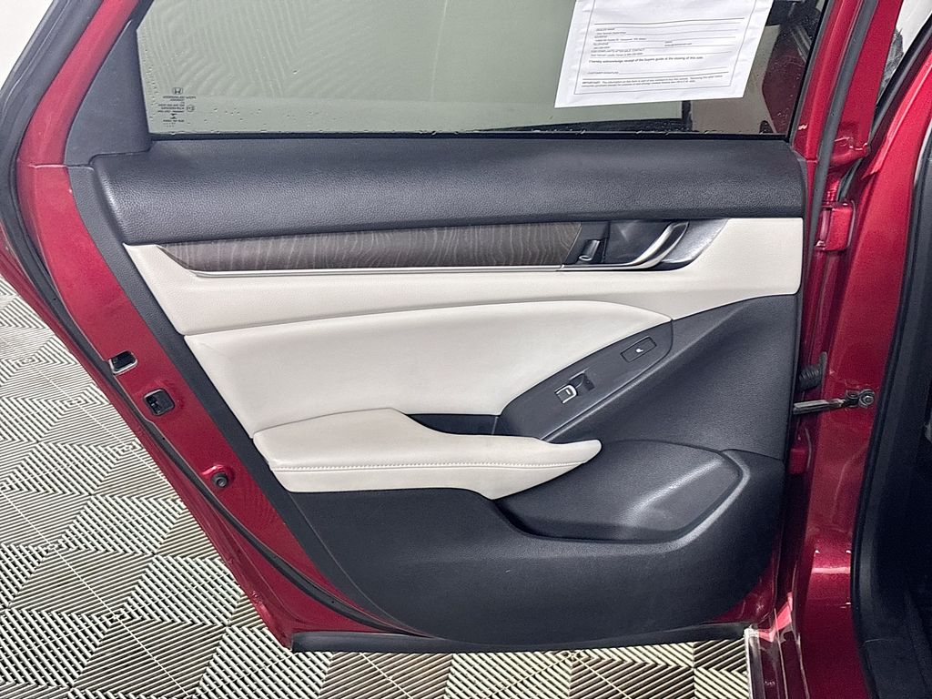 2018 Honda Accord Touring photo 19