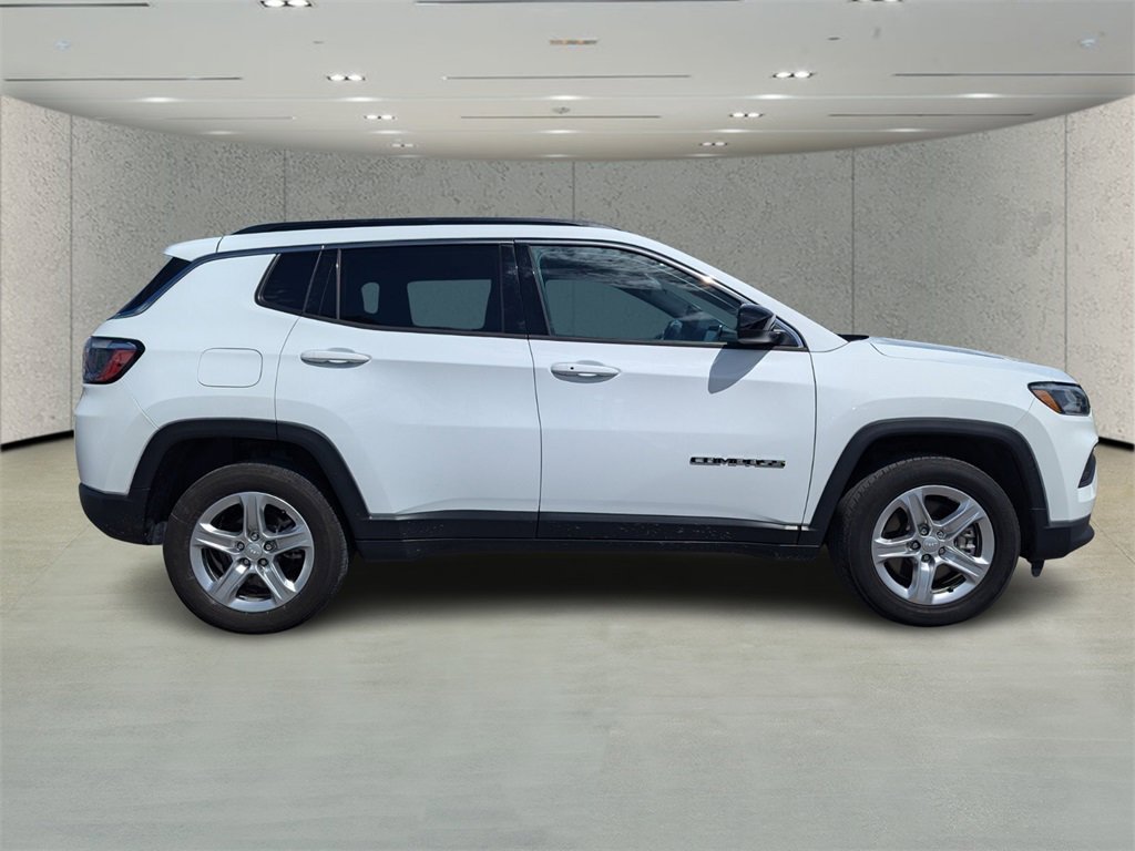 2023 Jeep Compass Latitude photo 2