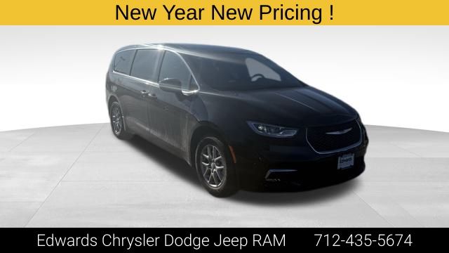 2026 Chrysler Pacifica Select's photo