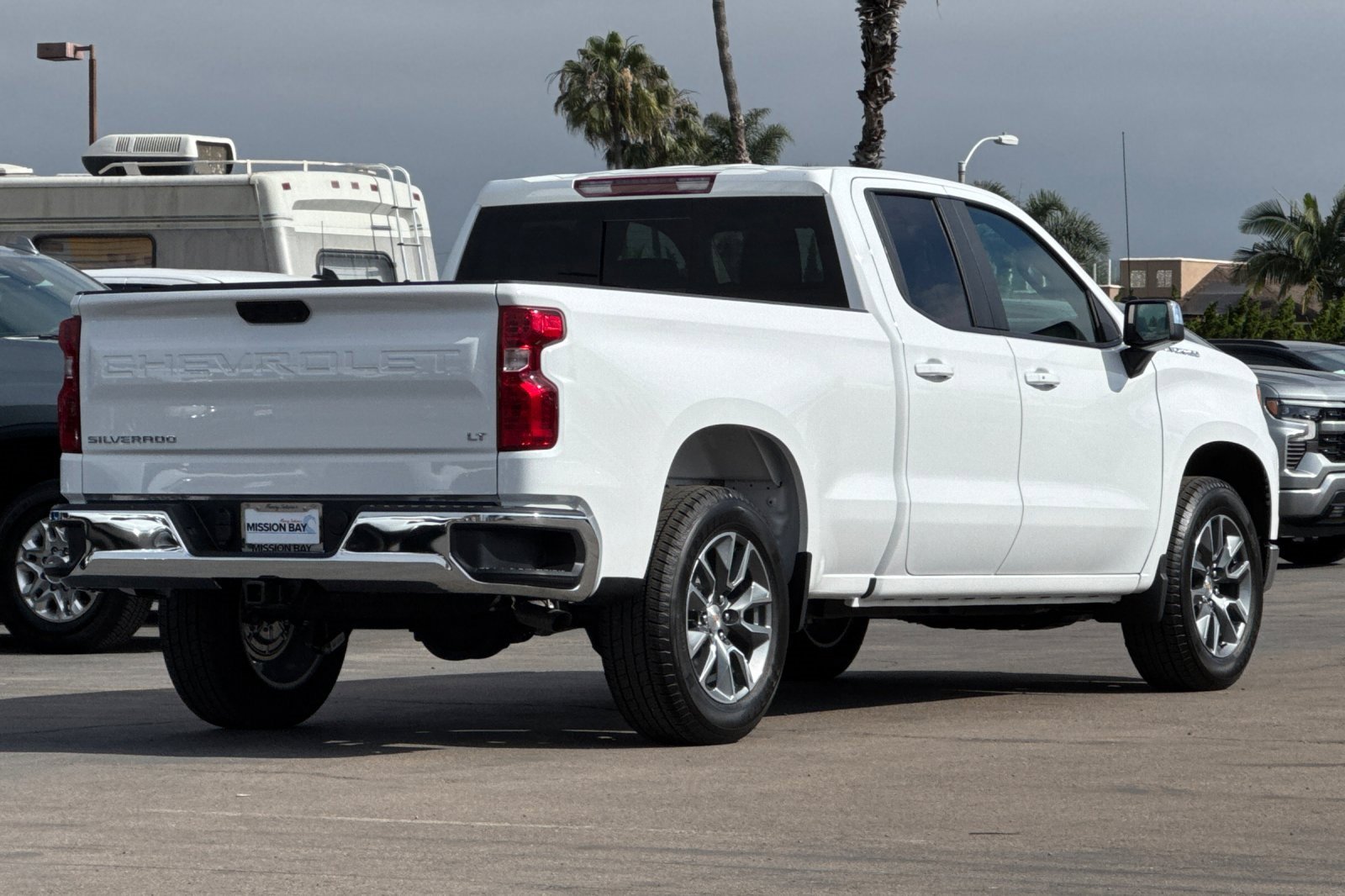 2025 Chevrolet Silverado 1500 LT photo 4