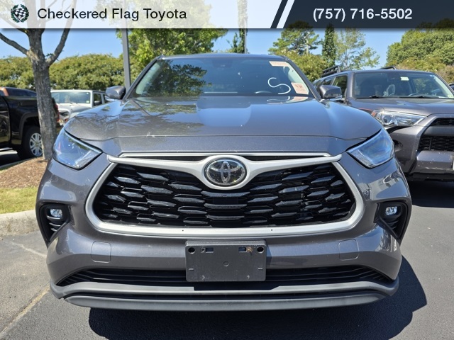 2022 Toyota Highlander LE photo 2
