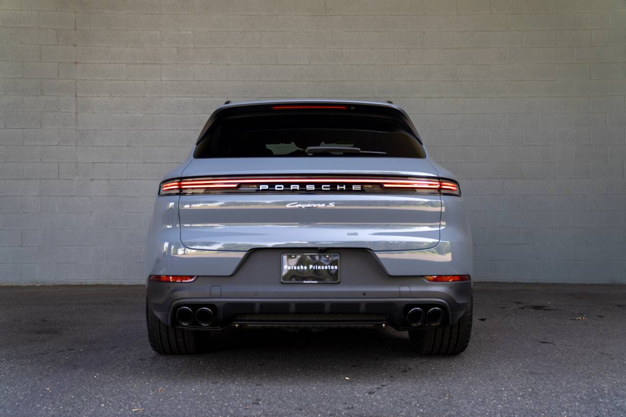 2025 Porsche Cayenne S photo 15