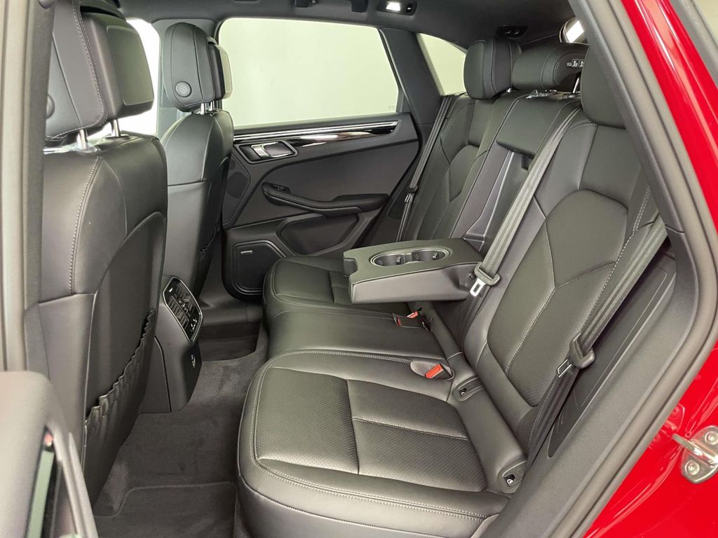 2025 Porsche Macan Base photo 19