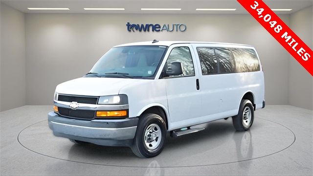 2021 Chevrolet Express Passenger LT's photo
