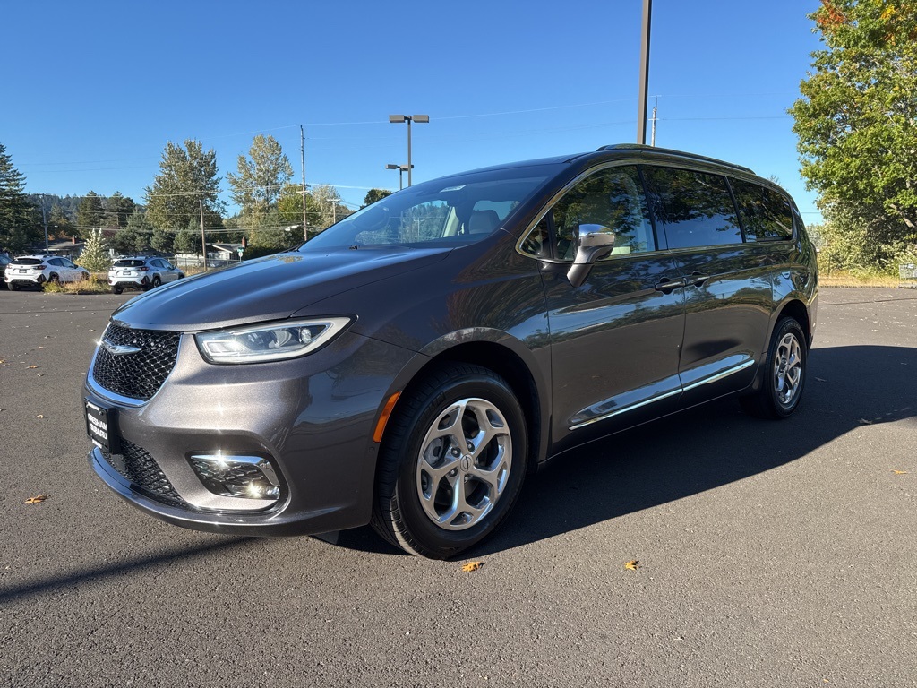 2021 Chrysler Pacifica Limited photo 3
