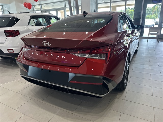 2025 Hyundai Elantra SEL Convenience photo 3