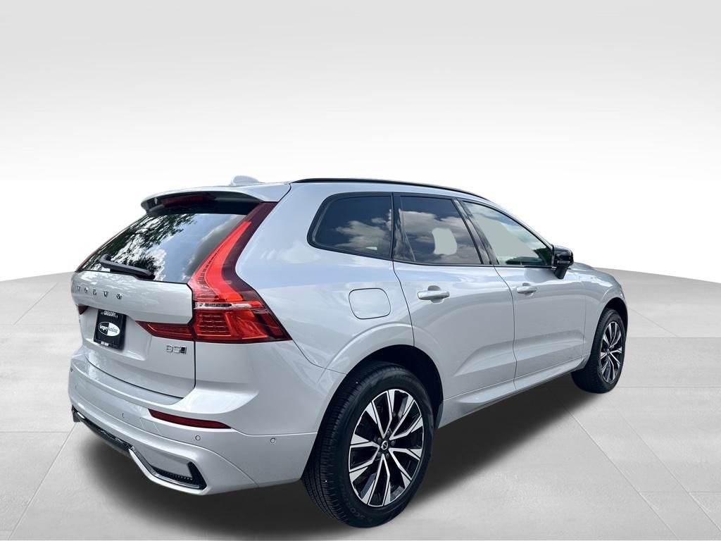 2025 Volvo XC60 B5 Plus photo 4