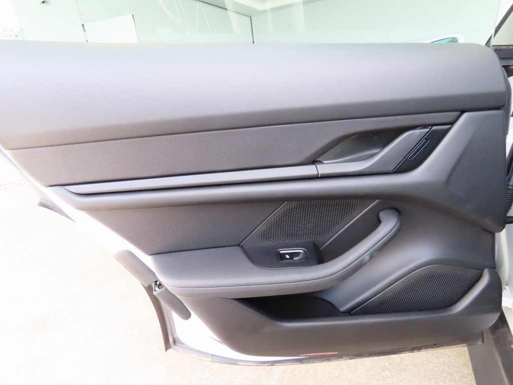 2023 Porsche Taycan photo 21