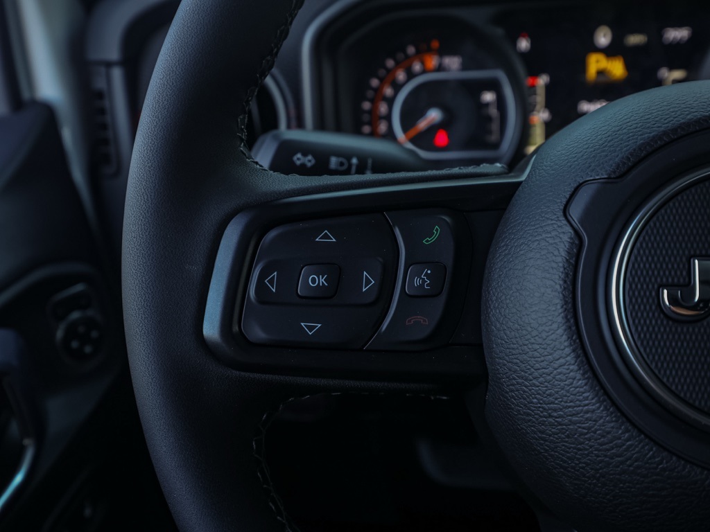 New 2026 Bright White Clear-Coat Exterior Paint Jeep Rubicon image 24