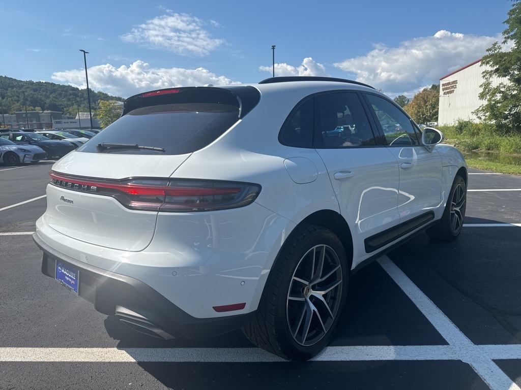 2022 Porsche Macan Base photo 3
