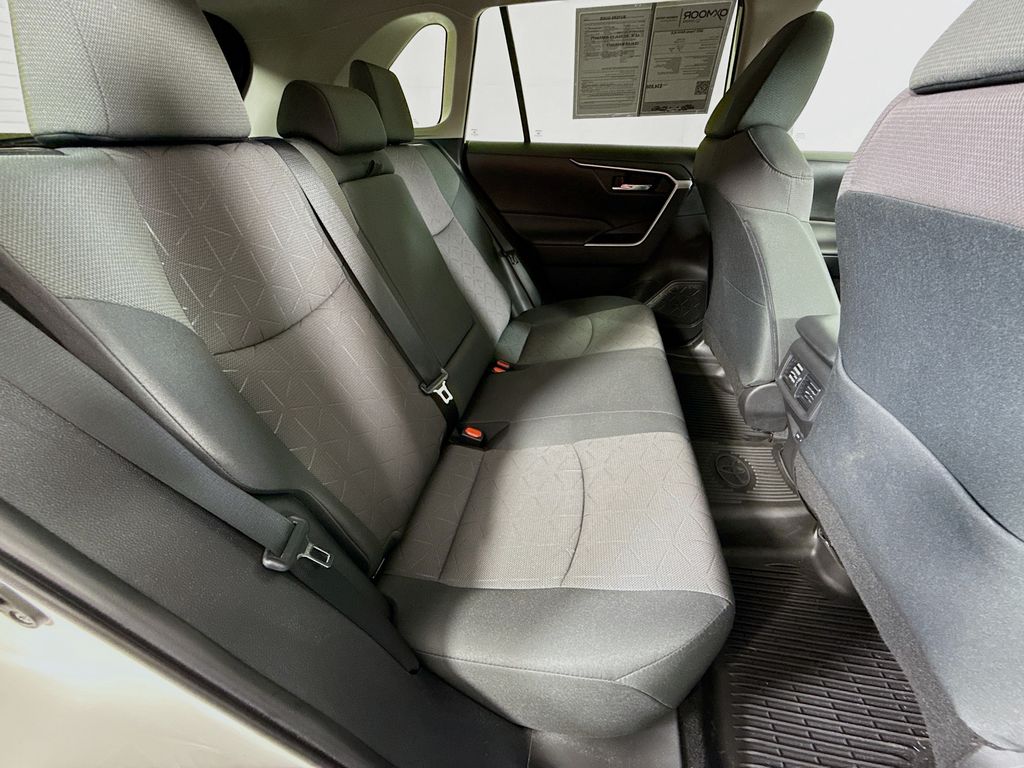 2022 Toyota RAV4 XLE photo 26