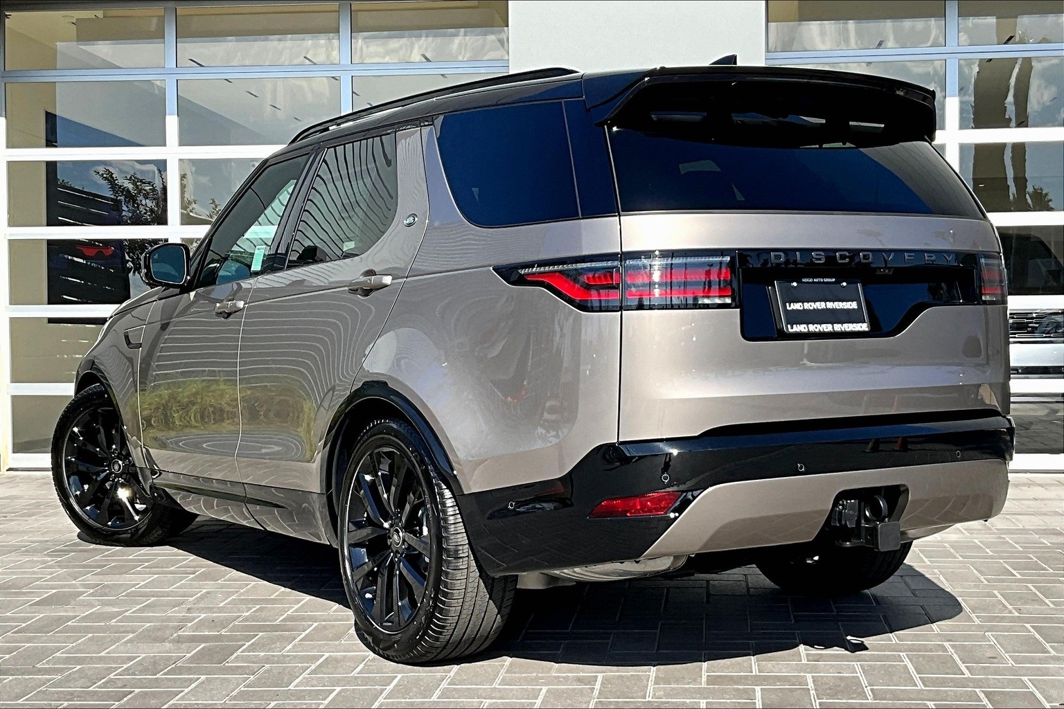 2026 Land Rover Discovery SE photo 2