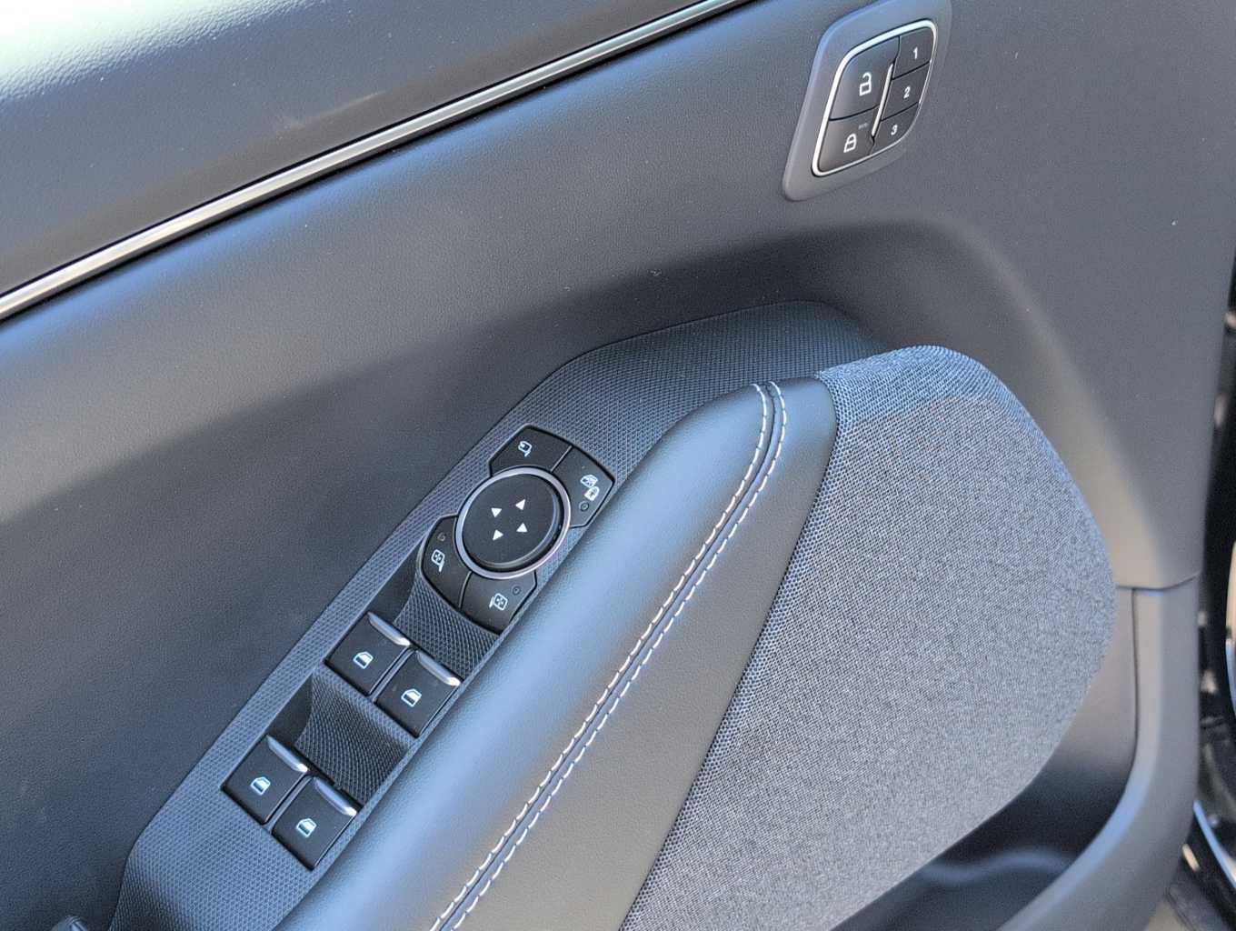 2025 Ford Mustang Mach-E Premium photo 5