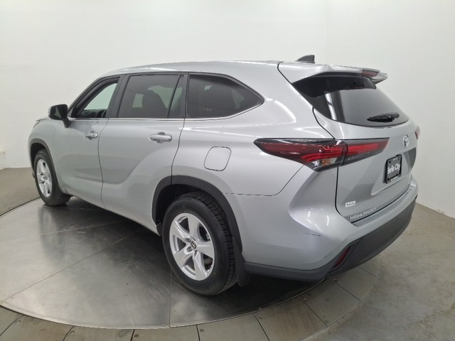 2024 Toyota Highlander LE photo 4