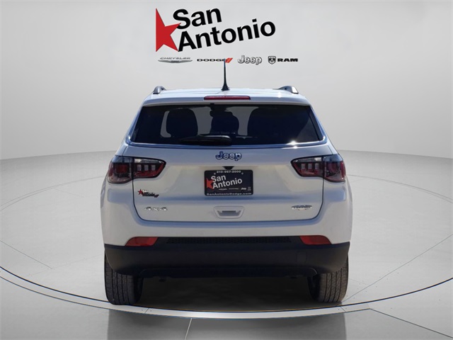 2026 Jeep Compass Latitude photo 3