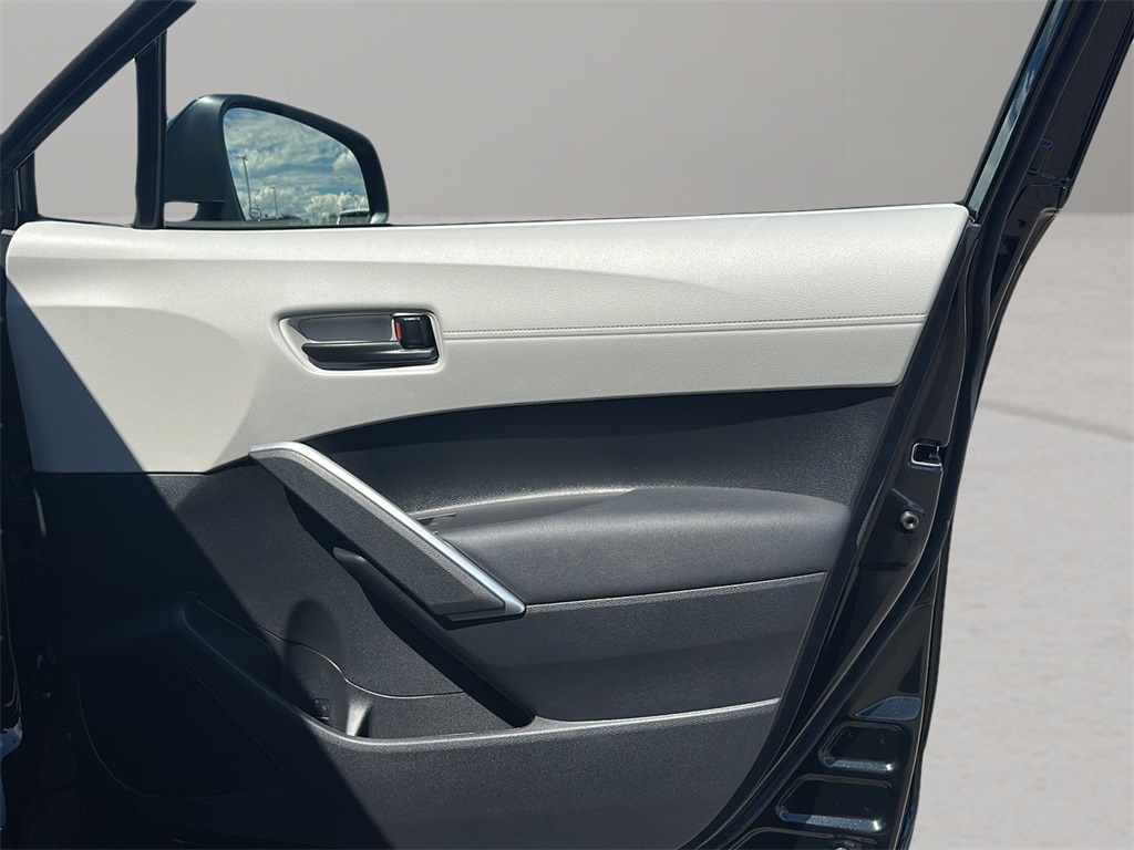 2022 Toyota Corolla Cross LE photo 23