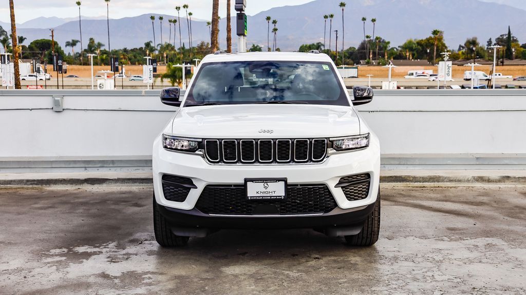 2025 Jeep Grand Cherokee Laredo X photo 3