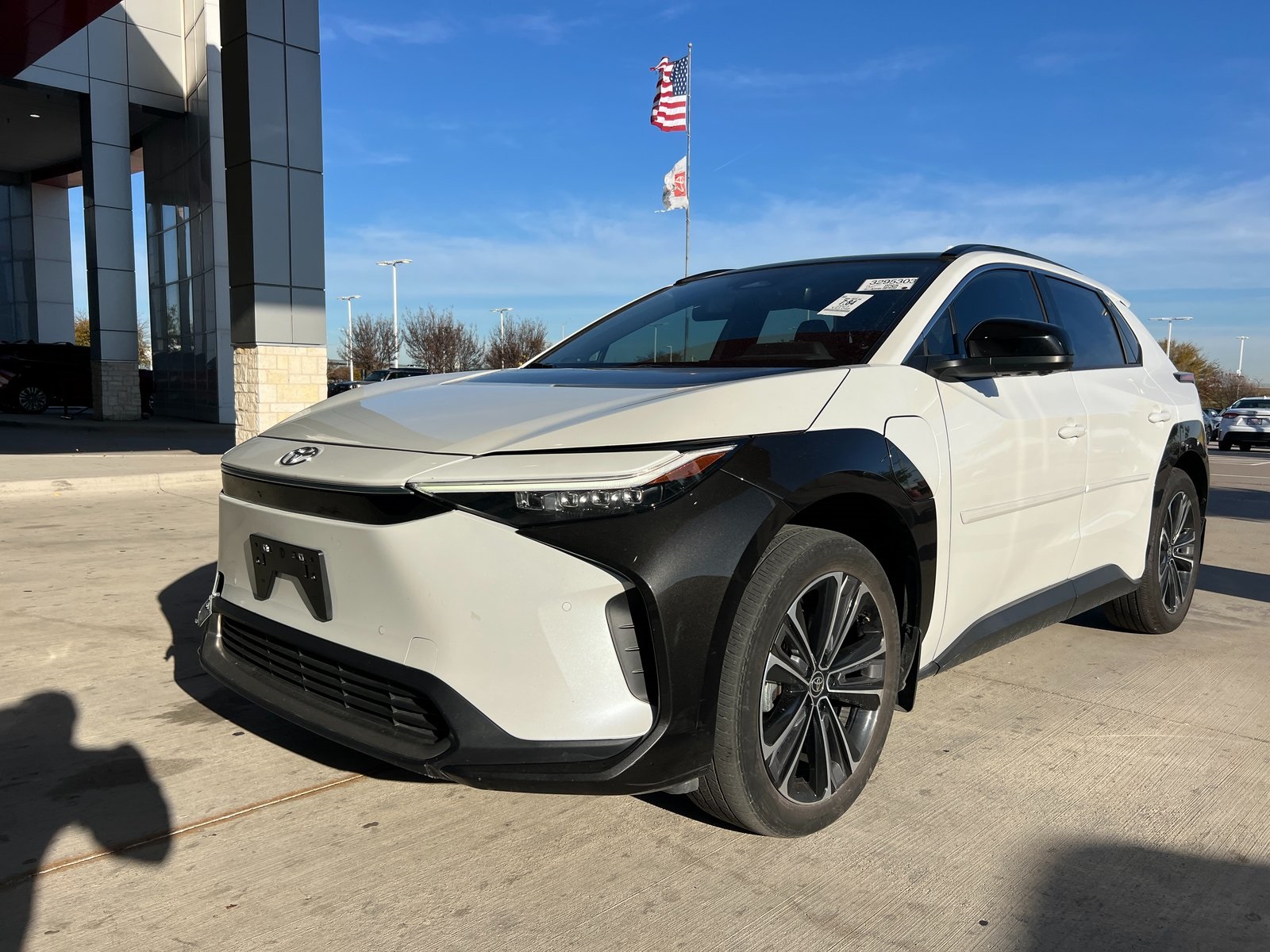 2023 Toyota bZ4X Limited's photo