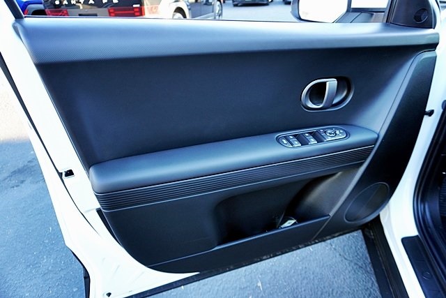 Used 2025 White Hyundai SEL image 21