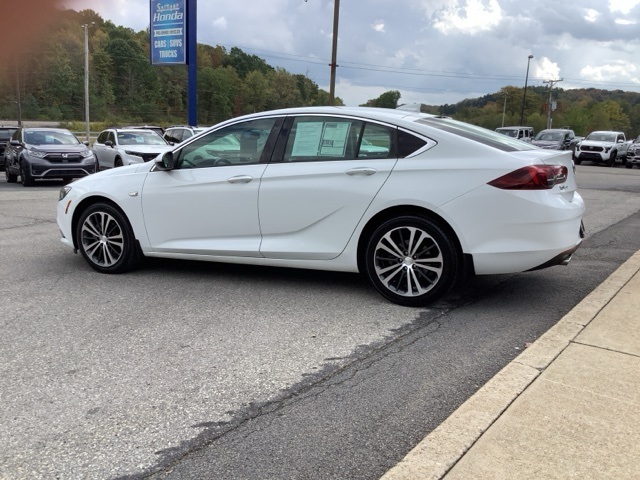 2019 Buick Regal Essence photo 2