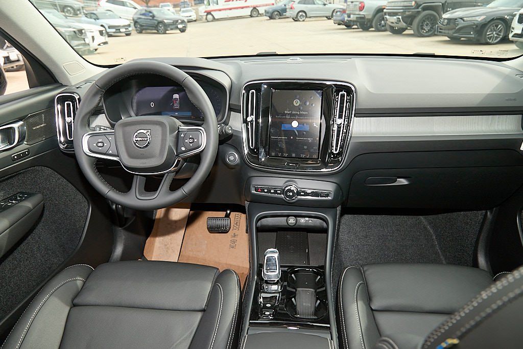 2026 VOLVO XC40 - Image 23