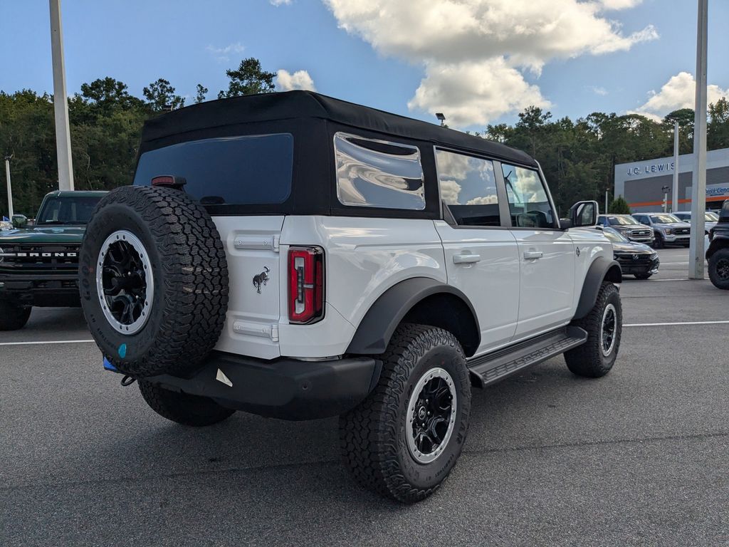 2025 Ford Bronco Outer Banks photo 2