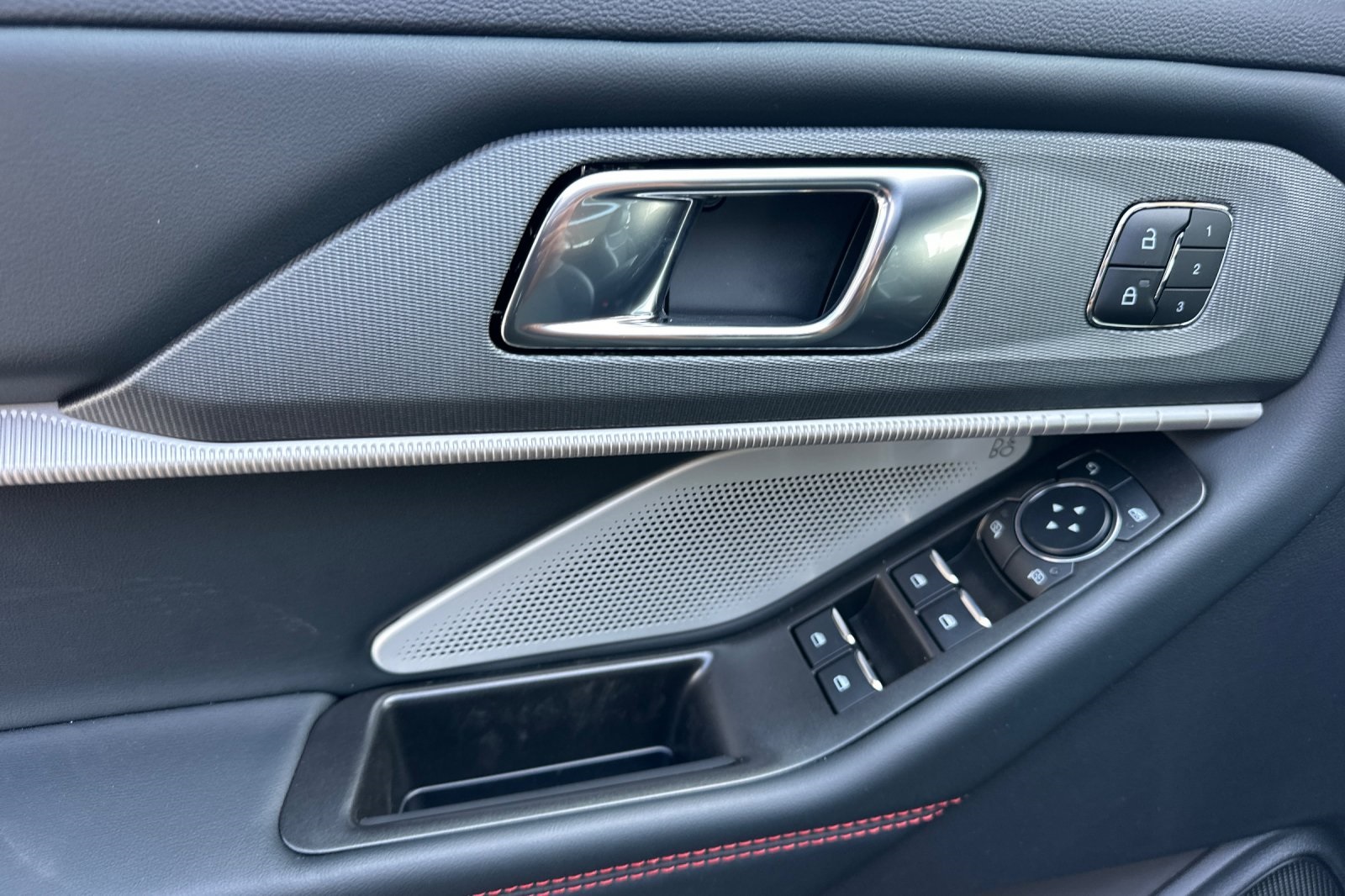 2025 Ford Explorer ST photo 3