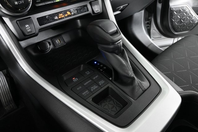 2025 Toyota RAV4 XLE photo 16