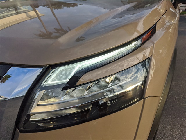 2023 Nissan Pathfinder Platinum photo 7