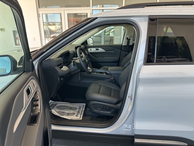 2025 Ford Explorer photo 6