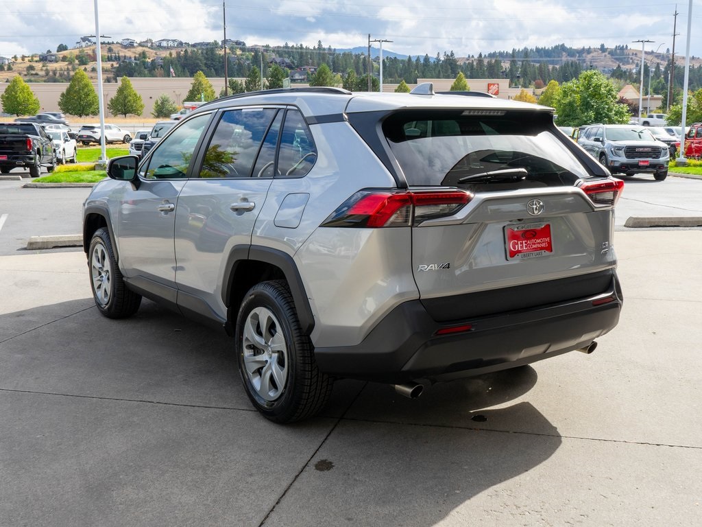 2019 Toyota RAV4 LE photo 3