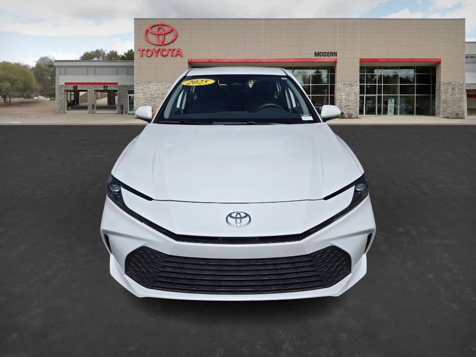 2025 Toyota Camry Hybrid LE photo 2