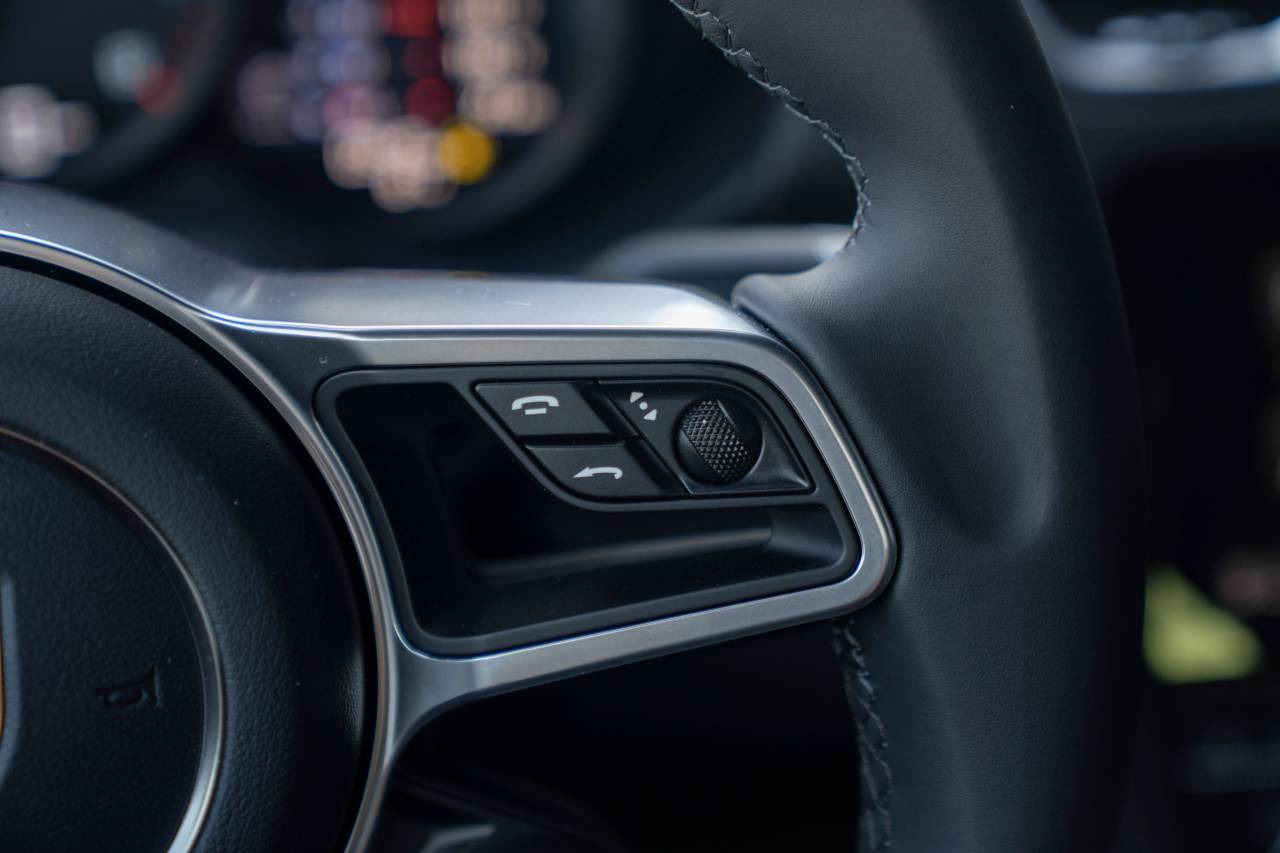 2025 Porsche Cayman photo 9