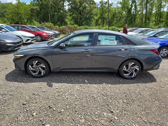 2025 Hyundai Elantra SEL Sport photo 2