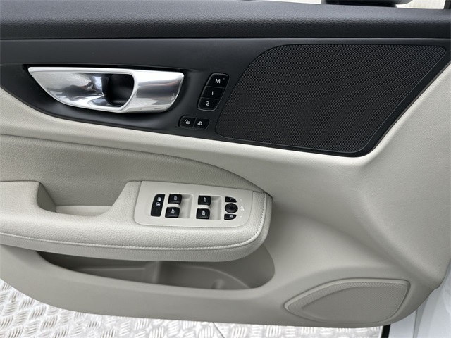 2022 Volvo S60 Recharge R-Design Expression photo 4