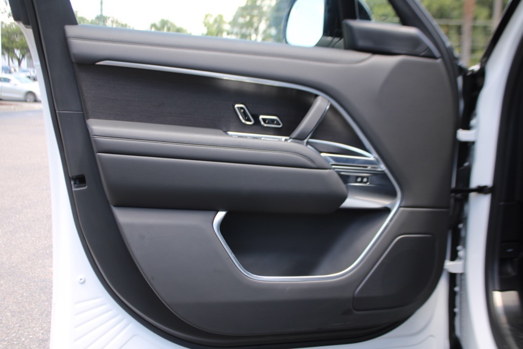2024 Land Rover Range Rover SE photo 6