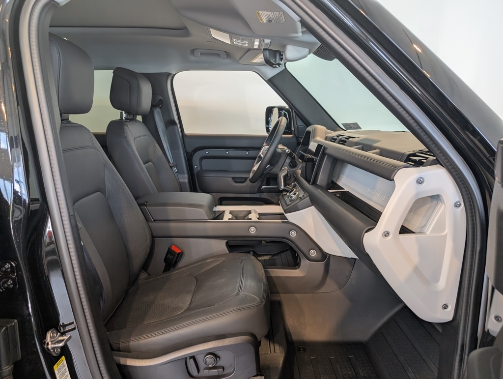 2025 Land Rover Defender 110 S photo 27