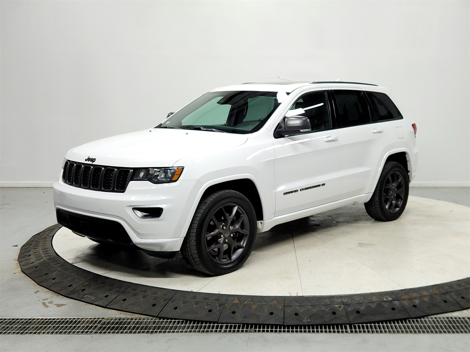 2021 Jeep Grand Cherokee Anniversary Edition photo 3