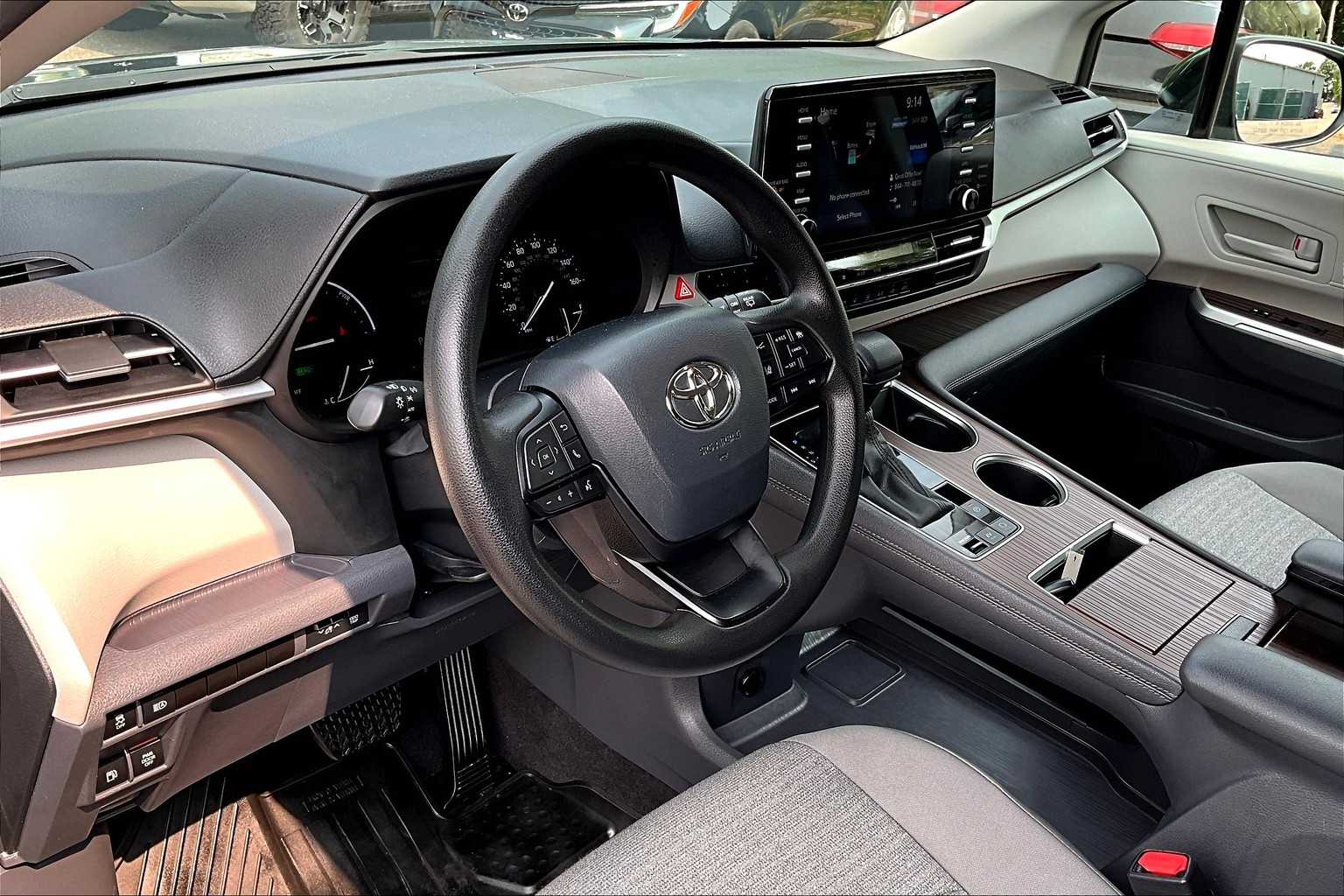 2024 Toyota Sienna LE photo 16